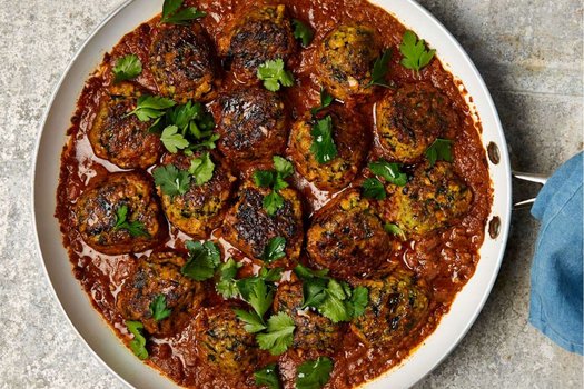 Courgette and chickpea ‘meatballs’ in spicy tomato sauce
