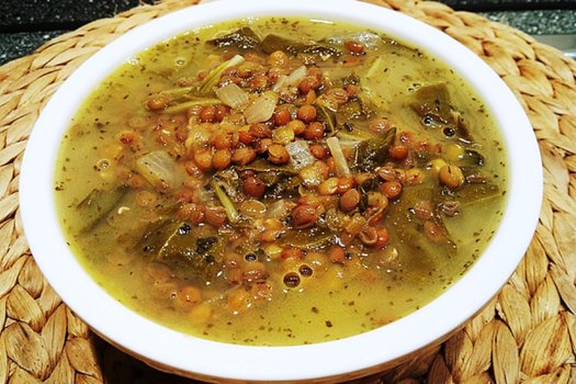 Adas bil hamod (lentil soup)