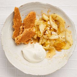 Ginger apples with coconut biscuits and coconut cream