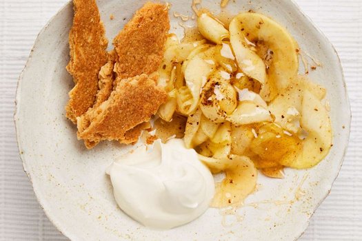 Ginger apples with coconut biscuits and coconut cream