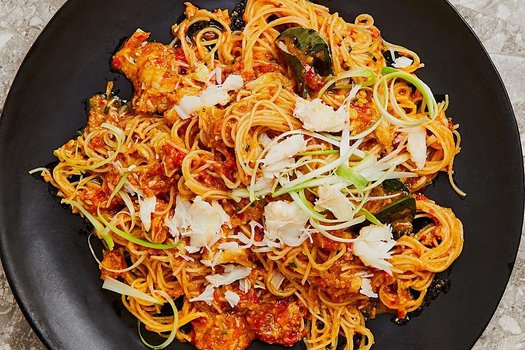 Stir-fried noodles with sambal and crab